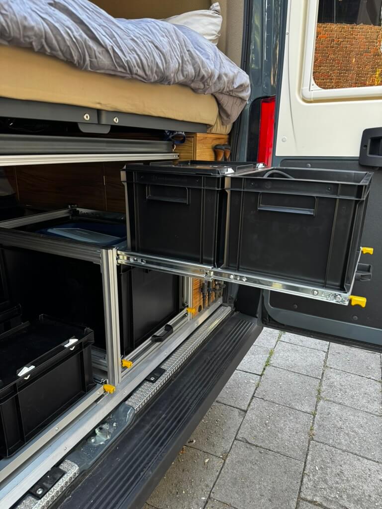 campergarage inrichting uitgeschoven dubbele schuifmodule in camper