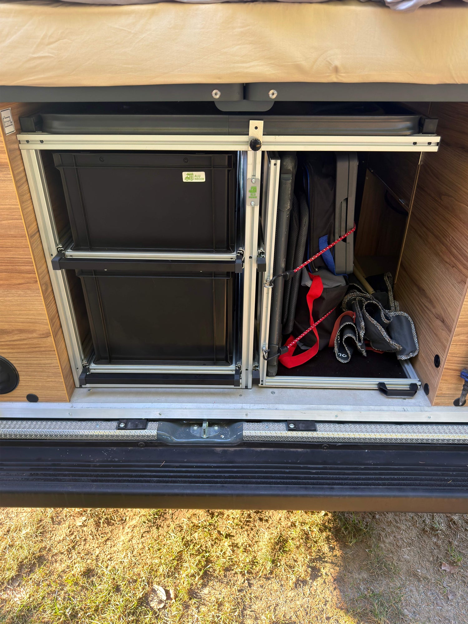 Maatwerk module met schuifladen, tafel- en stoelenopslag