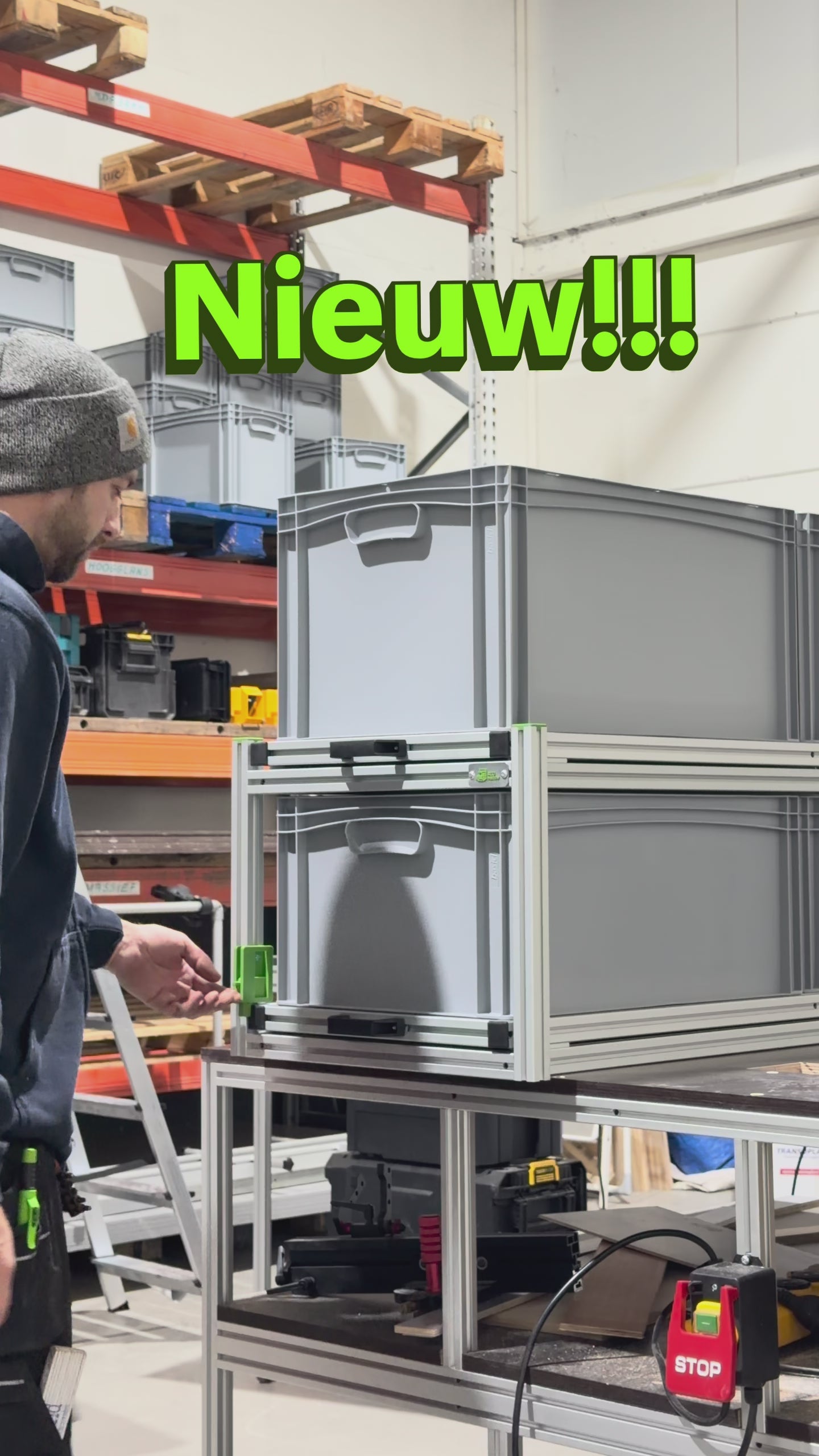 Demonstratie van de Light-module met glijdende schuiven: compacte, lichtgewicht dubbele schuifmodule voor campervan garage, geschikt voor Euronorm bakken.